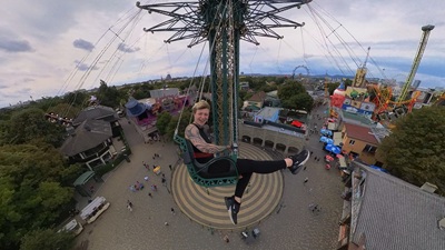 Jolly Schwarz sitzt im Prater Turm Kettenkarussel in Wien