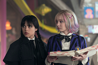 Jenna Ortega als Wednesday Addams und Emma Myers als Enid Sinclair sind wieder komplizierte beste Freundinnen.