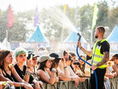 Wasserspr+her vor dem Wellenbrecher des Frequency