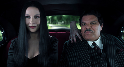 Catherine Zeta-Jones als Morticia Addams und Luis Guzmán als Gomez Addams treiben sich auch in Nevermore herum.