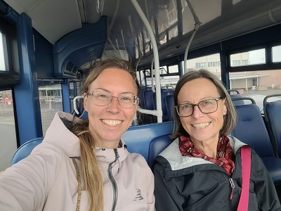Selfie zweier lächelnder Frauen im Doppeldeckerbus auf den Kanalinseln