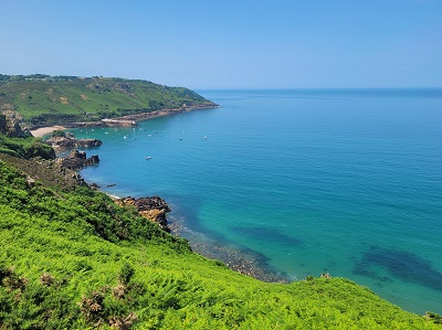 Grüne Klippen vor blauem Meer
