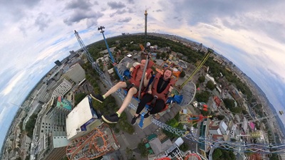 Christoph und Jolly im Ejection Seat Slingshot im Prater mit Blick über Wien.