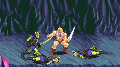 He-Man steht zwischen drei Skeletten und hat ein Schwert in der Hand