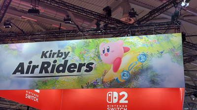 Ein großer Banner für Kirby Air Riders in der Halle der Gamescom 2025