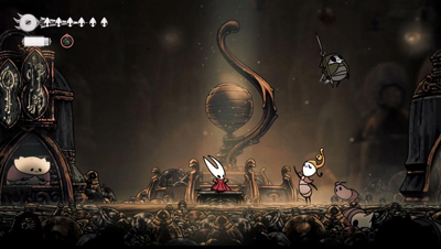 Hornet steht in vor einer Metallskulptur mit anderen NPCs in Hollow Knight Silksong