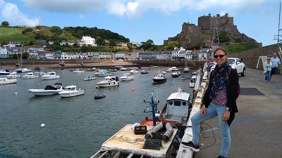 Sabrina am Hafen von Gorey, im Hintergrund Mont Orgueil Castle