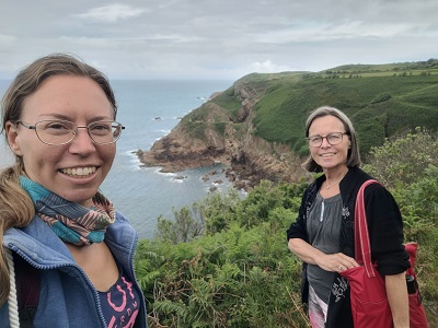 Selfie zweier lächelnder Frauen am Klippenpfad auf Jersey, der Hauptinsel der Kanalinseln