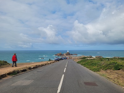 Straße zum Leuchtturm La Corbière auf Jersey