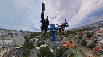 Frau und Mann kopfüber am The King im Prater