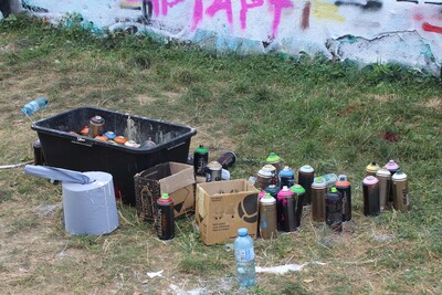 Sprühdosen für Street Art am Boden