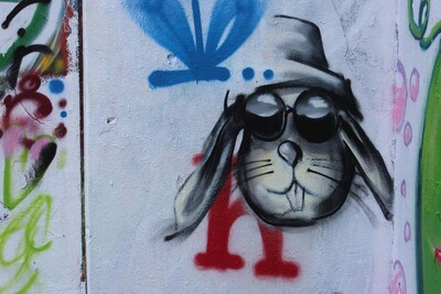 Ein Hase und ein rotes h an die Wand gesprüht