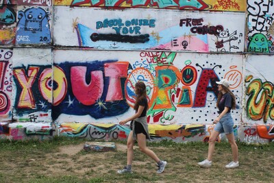 zwei Frauen vor einer Graffiti Wand am Donaukanal