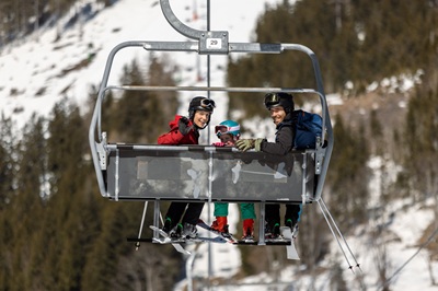 Familie am Skilift in Annaberg