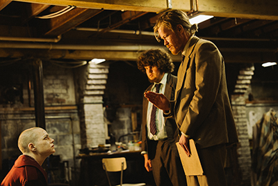 Emma Stone als Michelle, Aidan Delbis als Don und Jesse Plemons als Teddy gehen in BUGONIA auf Konfrontation