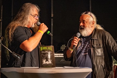 Roman Beisser und Christian Orou beim Gespräch auf der Bühne in der Szene Wien.