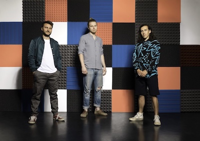 Die Band Folkshilfe vor einer bunten Wand