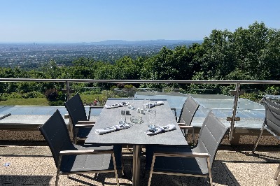 Gedeckter Tisch auf der Terrasse beim Himmelsbrunch am Kahlenberg mit Ausblick auf Wien