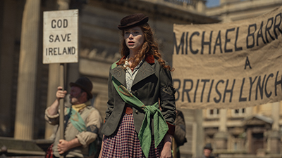 Niamh McCormack als Ellen Cochrane bei einer Demonstration in der Netflix Serie House of Guinness