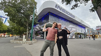 Mann und Frau stehen vor dem Insider 