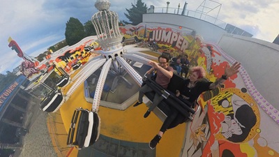 Frau und Mann sitzen im Jumper Fahrgeschäft im Wurstelprater - Aufnahme mit Insta360 Cam.