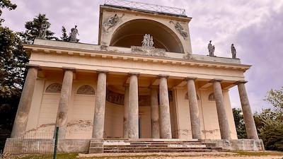 Ein griechischer Säulentempel mit erhöhtem Mittelteil mit Exedra-Nische.