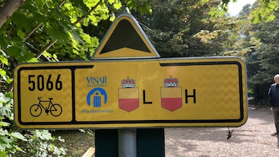 Ein Radwegweiser in der Kulturlandschaft Lednice-Valtice mit dem kleinen Fürstlichen Liechtenstein Wappen.