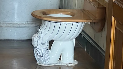 Eine WC-Muschel aus Porzellan in der Form einer Fischskulptur.