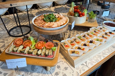 Diverse Vorspeisenkreationen wie gefüllte Weinblätter beim Buffet des Jazzbrunchs im Wiener Handwerk Restaurant