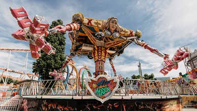 Der AirMaxx mit seinen Gondeln und Armen vor dem Olympia Looping