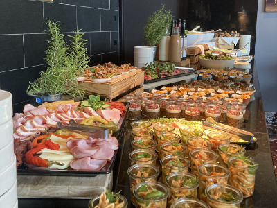 Eine große Auswahl an kleinen Gerichten, in Gläsern oder auf Tellern beim Kaiserbrunch im ARCOTEL Kaiserwasser.