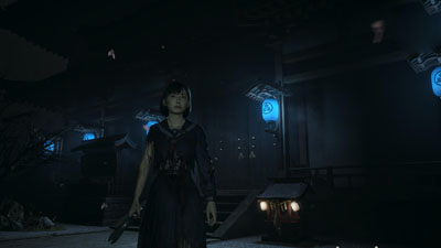 Hinako aus Silent Hill f steht vor einem Tempel mit blauen Laternen