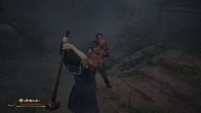 Hinako holt mit dem Hammer für einen schweren Angriff gegen ein Monster aus