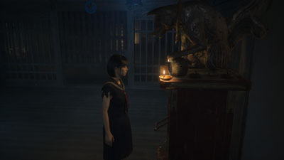 Hinako steht vor einer Fuchsstatue, die in Silent Hill f verschiedene Türen öffnet