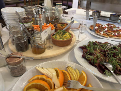 Mehrere Dips und Gerichte auf einem Tisch, alles ist vegan. Beim Brunch im Tisch Restaurant in der Wiener Schlösselgasse