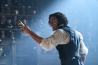 Oscar Isaac als Victor Frankenstein lehrt über seine Forschungen in Frankenstein. 