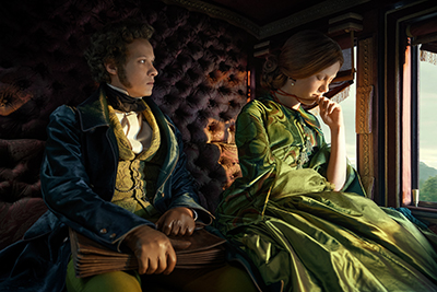 Felix Kammerer als Victors Burder William Frankenstein und Mia Goth als Elizabeth sind die zweifelnden Zeugen von Victors Experimenten.