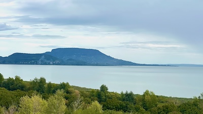 Hochplateau des Badacsony steht solitär am Ufer des Balaton-Sees