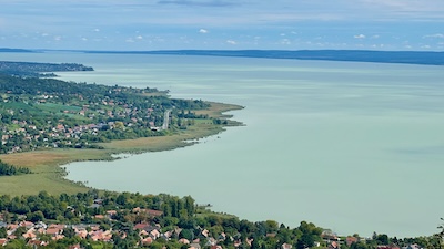 Blick auf die Bucht des Plattensees. Die Uferbereiche sind flach und grün.