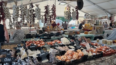 Knoblauch- und Paprika-Zöpfe an einem Markstand am Hévízer Bauernmarkt.