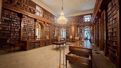 Blick in eine ganz in Holz gestaltete große Helikon-Bibliothek.