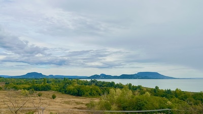 Blick vom Aussichtspunkt (Szépkilátó) bei Balatongyörök in Richtung der Vulkanberge Badacsony und Sankt-Georgs-Berg.
