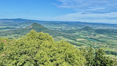 Blick auf kegelförmige Berge vulkanischen Ursprungs.