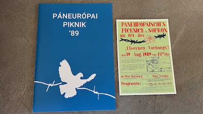 Eine Broschüre und ein altes Flugblatt des Paneuropa Picknicks 1989 bei Sopron.