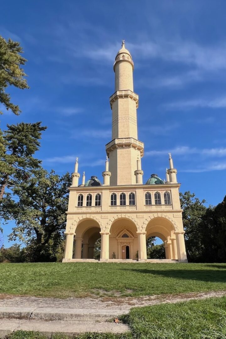 Lednice: Fürstlicher Riesenpark mit orientalischem Touch