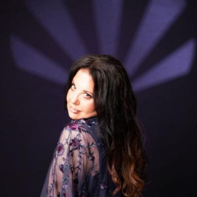 Soul-Sängerin Maja Jaku vor violettem Hintergrund