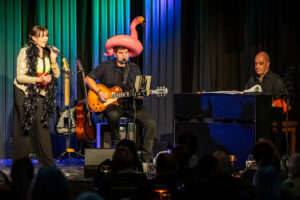 Eva Maria Marold – Premieren-Kritik: Frauen und Kinder zuerst!