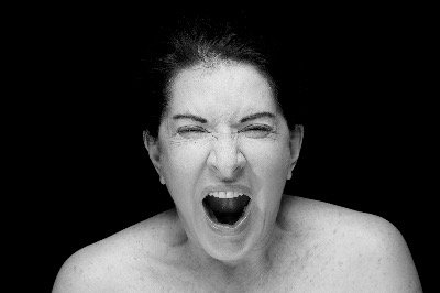 schreiende Frau schwarz weiß