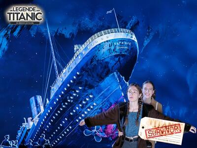 Zwei junge Frauen in berühmter Filmpose vor dem untergehenden Heck der Titanic.