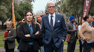 Ted Danson und Lila Richcreek in der Netflix-Serie Undercover im Seniorenheim
